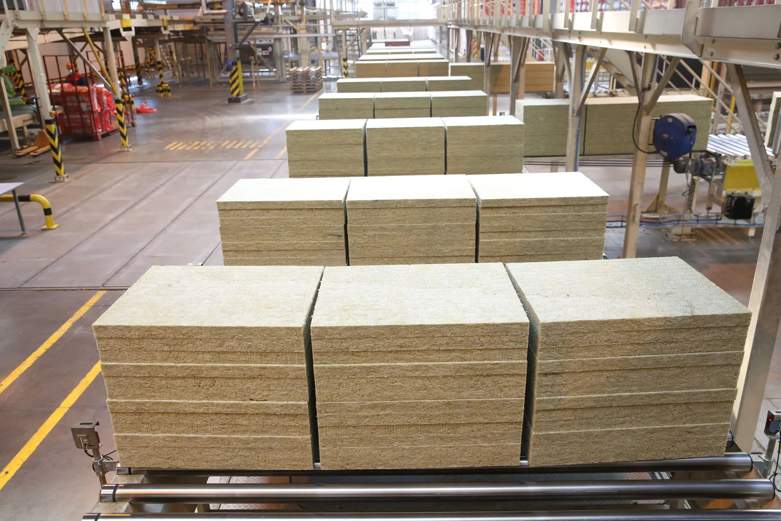 Как до Луны: выпущенной в Елабуге каменной ватой ROCKWOOL можно выложить дорогу от Земли до её спутника