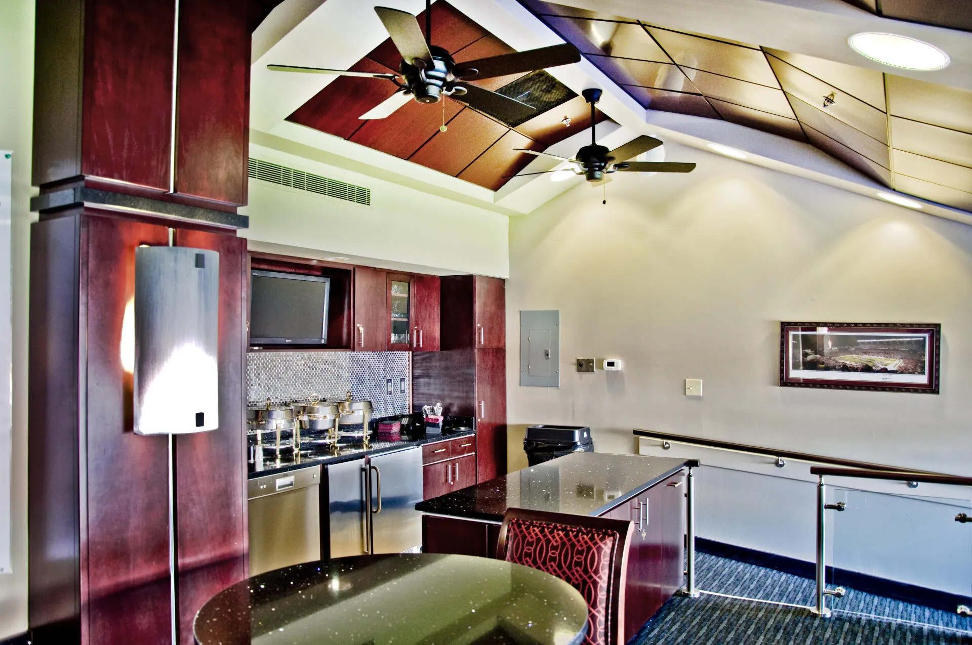 Жизнь на корабле: спальня-гостиная-рабочая в морском стиле