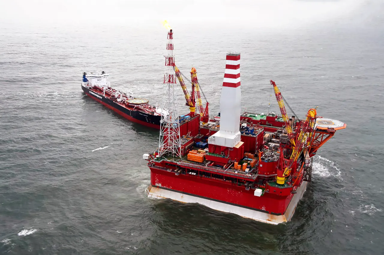 Нефтедобывающая морская ледостойкая стационарная платформа (МЛСП) «Приразломная», 2006 г.